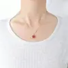 Moda Europea y Americana Nicho Versátil Colgante de Flor de Doble Cara Versátil Collar de Acero de Titanio para Mujeres Estilo Ins Collar Choker Ligero de Lujo para la Clavícula