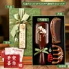 Uma caixa de presente contendo um pente de sândalo pintado à mão com almofada de ar, perfeito como um presente de feriado sofisticado e elegante para mulheres; um pente com almofada de ar de sândalo natural para massagem