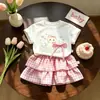 Conjunto Estiloso de Verão com Camiseta Manga Curta Fina e Saia Plissada Curta para Bebês Meninas 2026 Novo Conjunto de Duas Peças com Camiseta de Desenho Animado