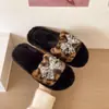 Chinelos Novos de Algodão Borboleta 2026, Chinelos Peludos Femininos com Forro de Lã, Planos Antiderrapantes, Chinelos Versáteis com Strass para Outono e Inverno