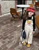 Novedad Otoño 2026 Estilo Coreano Ropa Infantil Niñas Overol con Estampado de Dibujos Animados Pantalones de Pierna Recta Pantalones de Peto a la Moda