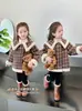 Jaqueta Peluciada Estilo Francês para Meninas Outono/Inverno 2026 Novo Estilo Xadrez Espesso Estiloso Infantil Roupas de Inverno para Bebê