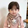 Bufanda triangular simple de estilo coreano para niños para otoño e invierno, calentador de cuello con doble pompón para niños pequeños, bufanda suave a prueba de viento para niños y niñas