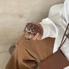Capa protetora personalizada Ins Style com estampa de leopardo marrom, estilo europeu e americano, adequada para AirPods de 4ª geração (novo modelo Pro3) e fones de ouvido Apple de 2ª geração.