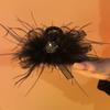 Pinza Negra de Plumas para el Cabello para Mujer, Accesorio para el Cabello de Otoño e Invierno con un Estilo Chanel de Alta Gama, Pasador Incrustado con Diamantes, Pinza de Tiburón, Pinza de Garra Brillante con Diamantes Estilo Ins