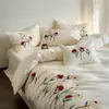 Juego romántico francés de cuatro piezas de algodón 100% cepillado de grado A, con bordado de toalla de 100 hilos, algodón puro, amigable con la piel y ropa de cama cálida para otoño e invierno