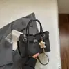 Bolsa Dumpling Simples e Moderna 2026 Verão Nova Moda Feminina para o Dia a Dia Transversal Casual Personalidade Bolsa de Ombro para Mulheres
