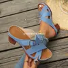 Sapatos femininos transfronteiriços europeus e americanos confortáveis de comércio exterior com fivela, sola macia, verão, tamanho grande, versátil, salto grosso, atacado tamanho grande