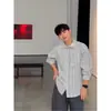 Camisa Retro de Color Café con Rayas Irregulares para Hombre, Top Elegante de Alta Gama de Manga Larga, Chaqueta Camisa Protectora del Sol Estilo Old Money