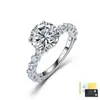 Anillo de Plata de Ley S925 con Moissanita Cuatro Garras Piedra Principal Redonda Moissanita de Alto Brillo Lujo Ligero Compromiso Muestra Manos Blancas Joyería de Plata