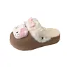 Lindas pantuflas de felpa del gato KT de dibujos animados para mujer, nuevo estilo 2026, modernas y versátiles, con suela gruesa, que aumentan la altura y adecuadas para usar en exteriores