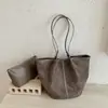 Bolso vintage de terciopelo de gran capacidad para mujer, nuevo bolso de hombro versátil casual de otoño 2026, versión coreana bolso simple para el día a día