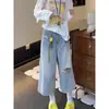 Jeans cortos rasgados de color azul claro estilo coreano para mujer, verano 2026, holgados de pierna ancha rectos vintage desgastados casuales