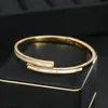 Pulsera de Mano Personalizada de Zirconia Micro-Pavé con Electrochapado de Oro Real para Mujer, Pulsera de Uñas de Mariposa con Letra H de Alta Gama, Pulsera de Lujo Accesible