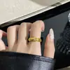 Anillo nuevo de circonita cúbica texturizada de alta resistencia, una pieza única y elegante para mujer, con piedras brillantes, un diseño minimalista y un toque de alta gama, con estilo de anillo abierto.