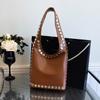 Bolso Retro de Hombro Sobaco con Remaches Moda Europea y Americana Bolso de Motorista Sencillo Popular Transfronterizo Bolso Balde de Gran Capacidad