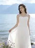 Novo Vestido Suspensório Jacquard Tridimensional Branco com Cintura Marcada, Saia de Comprimento Médio, Adequado para Férias na Praia em Dali, Yunnan