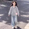 Conjunto de Duas Peças para Meninas 2026 Estilo Casual Primavera e Outono Jaqueta com Capuz e Zíper Estampada com Calça Jeans Estrelada