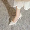 Nicho Sofisticado Elegante 2025 Novos Sapatos de Casamento Franceses Sapatos de Noiva Sapatos de Salto Alto de Pérola para Vestido de Casamento Feminino Sapatos de Dama de Honra