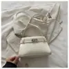 Mini bolso trapecio de estilo coreano con suave patrón de piedra, cierre metálico y decoración de cinturón, bolso cruzado de nicho