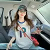 Camiseta de Manga Corta Raglán a Cuadros con Bloques de Color para Mujer, Nuevo Verano 2026 Estilo Universitario, Top Holgado con Estampado de Letras que Rejuvenece