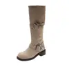 Botas de Meia-Canela Plissadas Emagrecedoras Estilo Safari Novas 2026, Botas de Cavaleiro com Fivela Estilo Deserto, Botas de Trabalho Retrô Versão Coreana
