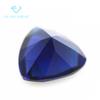 Venta al por mayor de fábrica de zafiro triangular grueso de cristal azul piedra desnuda fondo puntiagudo artificial superficie de anillo de cristal azul zafiro triangular grueso Piedra principal