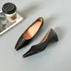 Sapatos de moda versáteis estilo francês, bico fino e baixo para mulheres, novo modelo outono 2026, absolutamente lindos, tamancos confortáveis que não cansam os pés