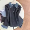 Nueva colección de otoño e invierno: Cárdigan de punto patchwork de mezclilla para mujer con mangas largas, cuello de solapa y doble cremallera, con un diseño relajado y versátil que crea la ilusión de un atuendo de dos piezas