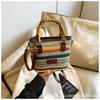 Bolsa de Palha Tecida à Mão Estilo Francês para Mulheres 2025 Nova Bolsa Tecida Artística da Moda Versátil Bolsa de Ombro Transversal Balde