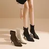 Botas de Cano Curto Femininas Bico Fino Stiletto Estilo Francês 2026 Novas Botas Versáteis Estilo Britânico Emagrecedoras para Saias Elegantes da Moda