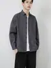 Camisa suelta de manga larga de color liso estilo japonés para hombre, adecuada para primavera y otoño, chaqueta casual versátil, estiliza y es elegante, diseño simple