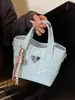 Las bolsas pequeñas populares de este año para mujer son versátiles para la primavera y el verano, nuevas bolsas cruzadas de nicho de moda 2025, bolsos tipo cubo acolchados