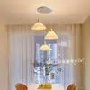 Lámpara LED Moderna Plegada Estilo Nórdico Japonés Completamente Nueva para Tienda de Té de Leche, Lámpara de Barra de Bar, Lámpara de Mesita de Noche Simple para Dormitorio, Lámpara Colgante para Restaurante