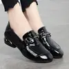 Sapatos femininos de bico quadrado e salto grosso, novo modelo outono 2026, sapatos pequenos de couro confortáveis estilo britânico, sapatos femininos elegantes de verniz com salto médio
