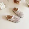 Pantuflas de malla estilo francés con punta cerrada para mujer, nuevos zapatos planos de red para el verano 2026, sandalias planas de punta redonda con diseño hueco y una sola tira.