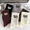 Calcetines de media pantorrilla para hombre para primavera y otoño, Blanco y Negro, Versátiles, Engrosados, Cálidos, Antiolor, Anti-pilling, Diseño de Letras Moderno, Calcetines Deportivos para Pareja
