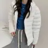 Jaqueta Curta Acolchoada Leve 90% Penugem de Pato Branco Estilo Canelado com Capuz para Mulheres, Nova Moda Inverno 2026 Slim Fit Casaco Quente