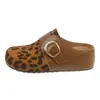 Moda Outono 2026 Meia-sandália Fechada de Bico com Solado Grosso Feminina Couro Fivela Slip-On Aumento Interno de Altura Mules