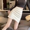 Foto real de la nueva falda plisada asimétrica de línea A de moda de verano 2024 que cubre las caderas, falda corta de tiro alto con efecto adelgazante para mujer