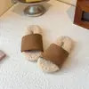 Nuevas Pantuflas Versátiles Resistentes a la Suciedad de Cuero Gamuzado Otoño/Invierno para Niñas 2025 Uso Exterior Correa Única Lana de Cordero Casual Perezoso Antideslizantes