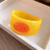 Pulsera redonda abierta de resina de borde ancho europea y americana, inspirada en la dopamina, fresca y versátil, joyería de nicho de alta gama para mujer