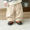 Conjunto estiloso de duas peças para crianças: moletom listrado de gola redonda estilo coreano para primavera e outono e calça casual bege ampla bordada