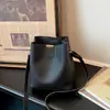 Bolso bandolera elegante y moderno, bolso nuevo para mujer a la moda y casual, bolso cubo simple personalizado verano 2026