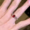 Anillo Rose ManorGema Artificial Roja Vintage Flor de Margarita Tallada Anillo de Banda Ancha con un Estilo de Lujo Ligero y Elegante