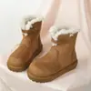 Botas femininas da nova coleção de inverno de 2026, elegantes e versáteis, com bico redondo, em couro camurça, tipo slip-on, com design reversível e forro de algodão com sola grossa.