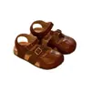 2026 Verano Nuevos Zapatos de Cuero Vintage Versátiles para Niños con Punta Dividida Hueca Suela Suave