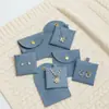 Bolsa de Joias de Microfibra de Luxo Leve com Fecho de Botão de Pressão, Caixa de Armazenamento para Brincos e Colares, Bolsa de Embalagem para Joias com Logo Personalizável, Disponível em Várias Cores