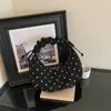Bolsa de ombro plissada com poá de design nicho estilo coreano transfronteiriça, bolsa de bolinho moderna e simples, bolsa de ombro estilosa.