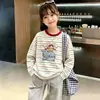 Camiseta listrada de manga longa 100% algodão para meninas, novo estilo primavera e outono 2026, top versátil casual ins, camiseta básica infantil, moderna